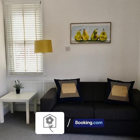 האמבל Netley Village Apartment By Your Stay Solutions Short Lets & Serviced Accommodation Netley Southampton With Free Wi-Fi מראה חיצוני תמונה
